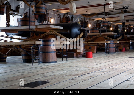 Batteriedeck an Bord der HMS Warrior, das sich in Portsmouth Marinedockyard ein beliebtes Touristenziel neben HMS Victory festgemacht ist Stockfoto