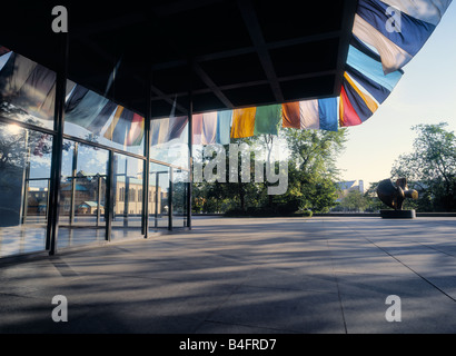 Europäische Flaggen wehten auf dem Dach der neuen Nationalgalerie in Berlin, Deutschland. Stockfoto