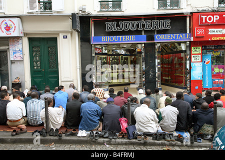 Der Boulevard Barbes, Paris, Frankreich, Beute Muslime auf der Straße außerhalb der Moschee. Stockfoto