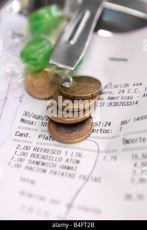 Bargeld für ein Trinkgeld auf einem Tablett Stockfoto