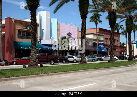 Ansicht von Geschäften und historischen Gebäuden an der Beach Street in Daytona Beach, FL. Stockfoto