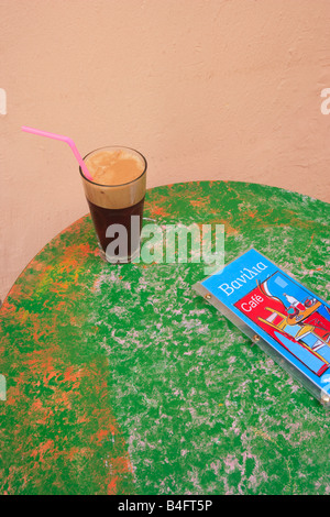 Kultige Griechenland einen Frappe erfrischenden griechischer Eiskaffee Stockfoto