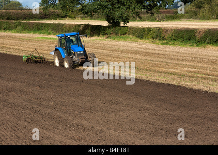 Pflügen auf einem Stoppelfeld bereit, Gerste mit einem New Holland Traktor UK zu Pflanzen Stockfoto