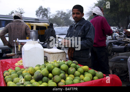 STRAßENHÄNDLER IN NEW DELHI INDIEN Stockfoto