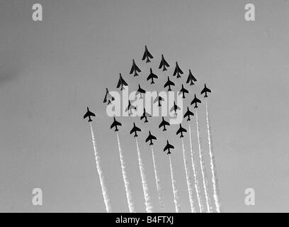 SBAC Farnborough Air Show 1962 Flugzeuge 7 English Electric Lightning F1 s 74 Sqd fliegen in Formation mit 18 Hawker Hunter s Stockfoto