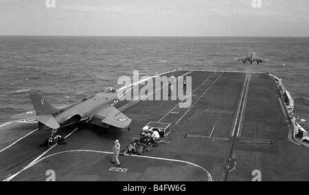 Fleet Air Arm Supermarine Scimitar Flugzeug 1959 wartet darauf, aus dem Deck der Royal Navy Flugzeugträger HMS Victorious starten, wie ein anderes Flugzeug in die Luft mit Wasserdampf Katapult gehen Stockfoto