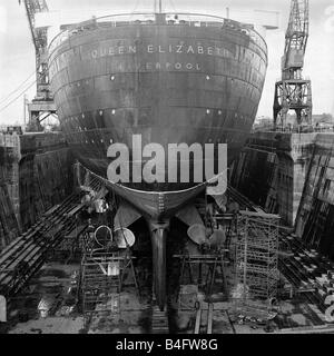 Der Cunard Liner Queen Elizabeth im Trockendock in Southampton für ihre jährliche Überarbeitung Februar 1962 Stockfoto