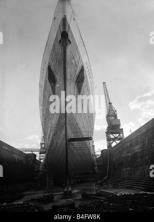 Der Cunard Liner Queen Elizabeth im Trockendock in Southampton für ihre jährliche Überarbeitung Februar 1962 Stockfoto