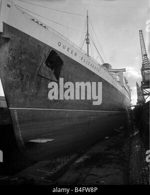 Der Cunard Liner Queen Elizabeth im Trockendock in Southampton für ihre jährliche Überarbeitung Februar 1962 Stockfoto