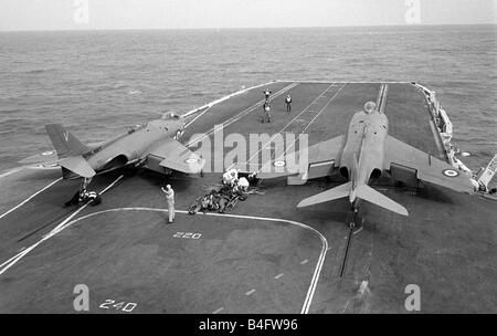 Royal Navy Flugzeugträger HMS Victorious August 1959 2 Fleet Air Arm Supermarine Scimitar Flugzeuge warten für den Start aus dem Flugdeck Stockfoto