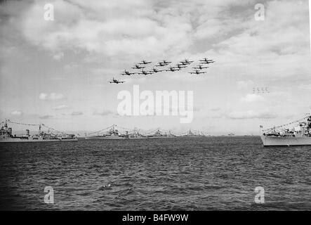 Königin Elizabeth II Krönung Fleet Review eine Formation von Sea Fury Flugzeuge fliegen zwischen den festgemachten Schiffen der Royal Navy Flotte 1953 Stockfoto
