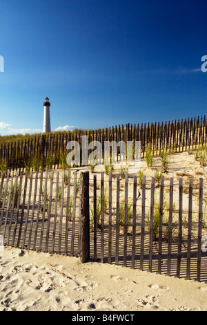 Cape May Point, New Jersey Strand mit dem Cape May Leuchtturm im Hintergrund. Stockfoto