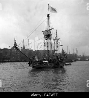 Segeln Schiff Nonsuch an der Tower Bridge April 1969 Stockfoto