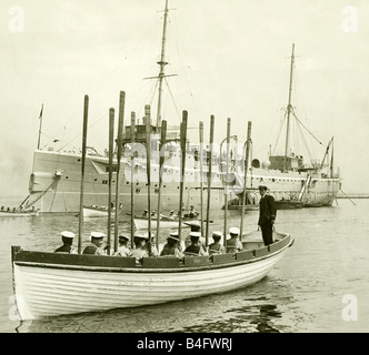 Das Training Schiff Warspite früher HMS Hermione gesehen hier in Greenhithe Meer Kadetten festgemacht sind in einem Boot rudern die Stockfoto