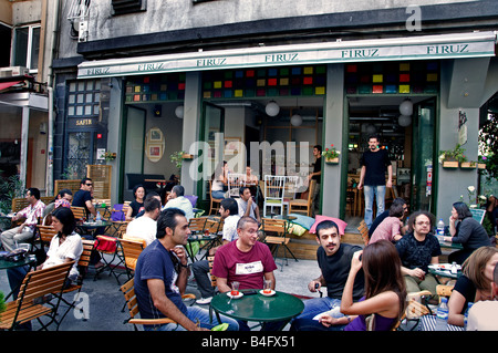 Universitätsviertel Studenten Istanbul Galatasaray Cukurcuma in der Nähe von Istiklal Caddesi Beyoglu einkaufen Straßenterrasse Bar Bistro Cafe Stockfoto