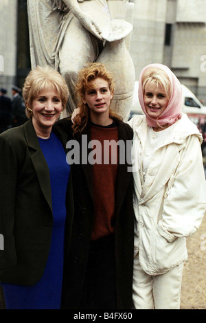 Daryl Hannah mit Julia Roberts Olympia Dukakis in Berkeley Square R L Dbase Mirrorpix Stockfoto