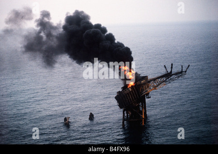 Ein Blick auf das brennende Piper Alpha Bohrinsel 100 Meilen vor der Küste von North East Scotland nach einer gewaltigen Explosion von 227 Arbeitnehmer nur 70 Schiffe überlebte es schwer fand, die Plattform zu erreichen, weil das Meer bedeckt war, bei der Verbrennung von Öl Trapped Männer hatte die Wahl zwischen verbleiben oder springen ins brennende Meer Juli 1988 Stockfoto