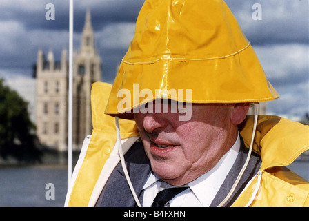 George Cole Actor in gelb Souwester Mirrorpix Stockfoto