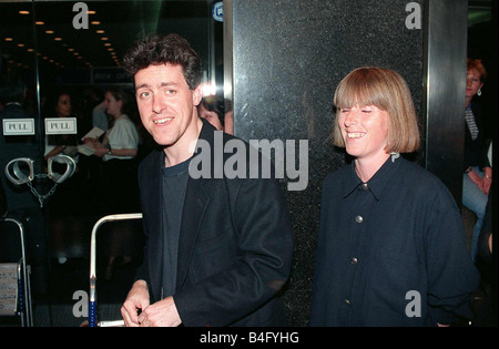 Griff Rhys Jones Schauspieler Komiker 1990 mit seiner Frau bei der Filmpremiere Nonnen auf laufen Mirrorpix Stockfoto