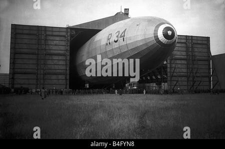 Rückkehr des Luftschiffs R34 von Atlantic Flug eingeben Hangar als das deutsche Luftschiff L33 war in Essex September 1916 den britischen Luftfahrtbehörden und des Verteidigungsministeriums abgeschossen ist klar, dass das deutsche Handwerk weit mehr fortgeschritten als die aktuelle britische Luftschiffe darum sie nahmen das Handwerk in Stücke und ein großer Teil der deutschen Technologie kopiert das Ergebnis war die R33 und R34 der R34 erreicht die erste Ost West Durchquerung des Atlantiks und der erste war Dual, überqueren das Handwerk wird hier gezeigt, nach Rückkehr von der Reise dual Kreuzung Stockfoto