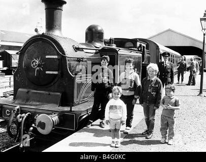 Kinder stehen neben der Caledonian Lok Nr. 419 Dampfzug im Besitz von Scottish Railway Preservation Society ca. 1985 Stockfoto