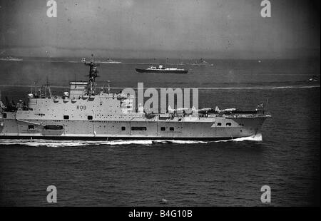 Royal Navy 1957 The Royal Navy willkommen zu Hause die Royal Yacht Britannia Flugzeugträger gezeigt ist kühne Klasse nur zwei Schiffe dieser Klasse größter Fluggesellschaften in der Flotte im Jahr 1957 HMS Eagle und HMS Ark Royal Stockfoto