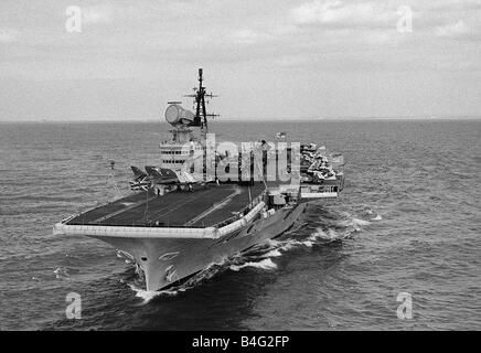 Schiffen Royal Nany Flugzeugträger HMS Victorious 1959 Royal Navy Flugzeugträger HMS Victorious mit ihren Säbel und Meer Gifte auf ihrem Deck Mirrorpix Stockfoto