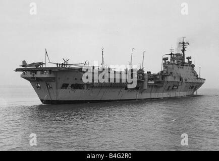 Schiffe der Royal Navy Flugzeugträger HMS Eagle März 1952 Fleet Air Arm Blackburn Firebrand Flugzeuge auf dem Flugdeck sitzen die Stockfoto