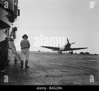 Royal Navy Flugzeugträger HMS Eagle März 1952 Schiffe Blackburn Firebrand landet auf dem Flugdeck des Flugzeugträgers HMS Eagle beobachtete von der Feuerwehr und Rettungsdienste Crew Stockfoto