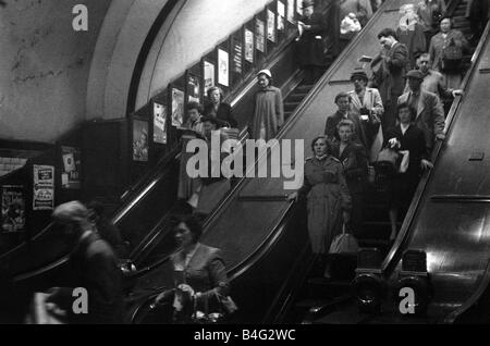 Szenen in London unterirdische s Holborn Station Oktober 1954 Stockfoto