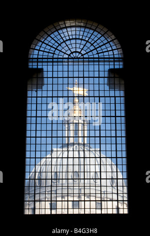 Blick auf die Kuppel der Kapelle aus dem Fenster der alten bemalten Halle an der Old Royal Naval College in Greenwich London Stockfoto