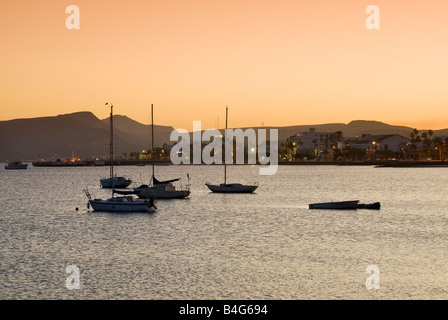 Boote im Bahia De La Paz bei Sonnenaufgang in La Paz, Baja California Sur, Mexiko Stockfoto