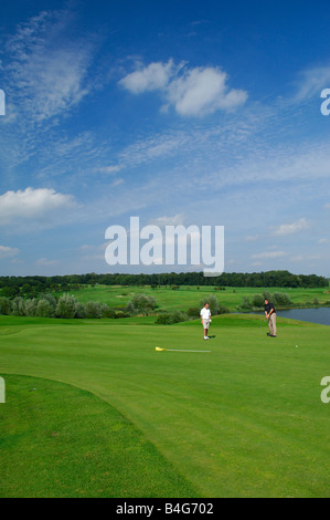 Einen grünen Golfplatz mit 2 Golfer auf blauen Himmel - Frankreich Stockfoto