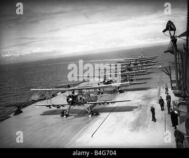 Geschwader von Fairey Swordfish-Flugzeuge an Bord HMS Ark Royal vorzubereiten, während WW2 The Ark Royal von dem Flugdeck starten, Stockfoto