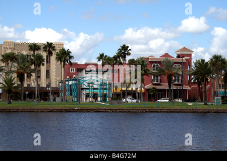 Ansicht von Geschäften und historischen Gebäuden auf Beach Street von City Island in Daytona Beach, FL. Stockfoto