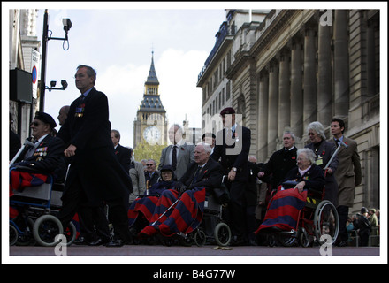 Die Königin führt die Nation in der Erinnerung zusammen mit anderen Mitgliedern der königlichen Familie führende Politiker und Veteranen während der Erinnerung Sonntag Service der Kenotaph Whithall unser Bild zeigt behinderten Veteranen vorzubereiten, parade pass The Cenotaph in einem Akt des Gedenkens November 2005 Stockfoto