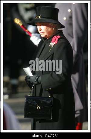 Die Königin führt die Nation in der Erinnerung zusammen mit anderen Mitgliedern der königlichen Familie führende Politiker und Veteranen während der Erinnerung Sonntag Service der Kenotaph Whithall November 2005 Stockfoto