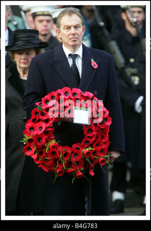 Die Königin führt die Nation in der Erinnerung zusammen mit anderen Mitgliedern der königlichen Familie führende Politiker und Veteranen während der Erinnerung Sonntag Service der Kenotaph Whithall unser Bild zeigt Premierminister Tony Blair bereitet einen Kranz auf dem Kenotaph in einem Akt des Gedenkens mit ehemaligen Premierminister Baroness Thatcher zu legen suchen auf November 2005 Stockfoto