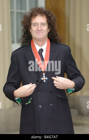 Brian May, die hier auf dem Hof des Buckingham Palace zu sehen nach der Vorstellung von einem CBE ausgezeichnet für Verdienste um die Musik von Stockfoto