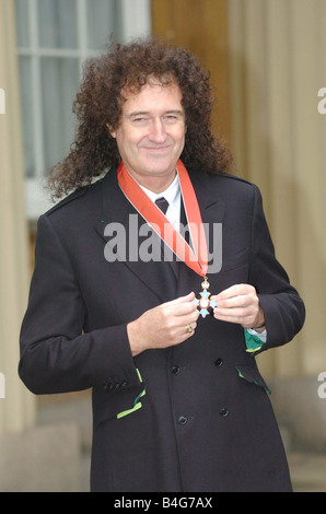 Brian May, die hier auf dem Hof des Buckingham Palace zu sehen nach der Vorstellung von einem CBE ausgezeichnet für Verdienste um die Musik von der Königin Stockfoto