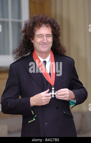 Brian May, die hier auf dem Hof des Buckingham Palace zu sehen nach der Vorstellung von einem CBE ausgezeichnet für Verdienste um die Musik von der Königin Stockfoto