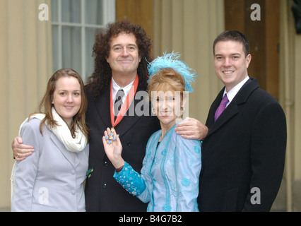 Brian kann hier auf dem Hof des Buckingham Palace im Anschluss an die Präsentation eine CBE für Verdienste um die Musik von der Königin unser Bild zeigt Brian mit seiner Frau Schauspielerin Anita Dobson und Kinder Louisa und Jimmy ausgezeichnet gesehen Stockfoto