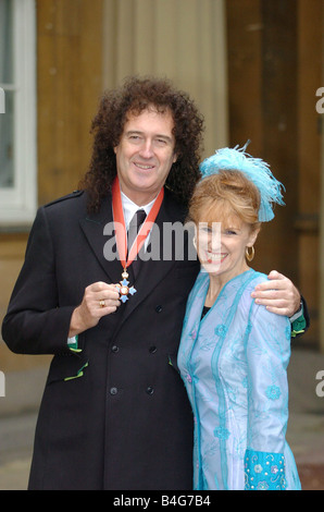 Brian May, die hier auf dem Hof des Buckingham Palace zu sehen nach der Vorstellung von einem CBE ausgezeichnet für Verdienste um die Musik von Stockfoto