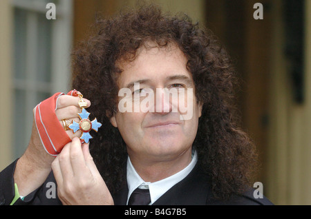 Brian May, die hier auf dem Hof des Buckingham Palace zu sehen nach der Vorstellung von einem CBE ausgezeichnet für Verdienste um die Musik von der Königin Stockfoto