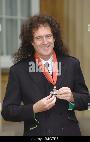 Brian May, die hier auf dem Hof des Buckingham Palace zu sehen nach der Vorstellung von einem CBE ausgezeichnet für Verdienste um die Musik von Stockfoto