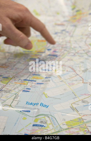 Finger zeigen Tokio-Stadtplan Stockfoto
