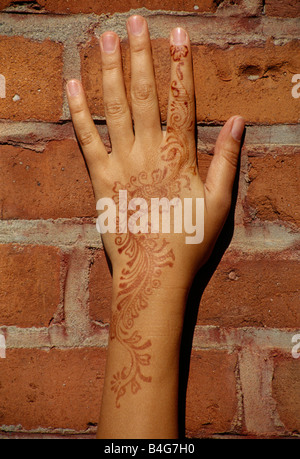 Ein Henna-Tattoo auf eine Frau die Hand und arm Stockfoto
