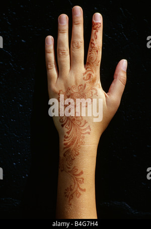 Ein Henna-Tattoo auf eine Frau die Hand und arm Stockfoto