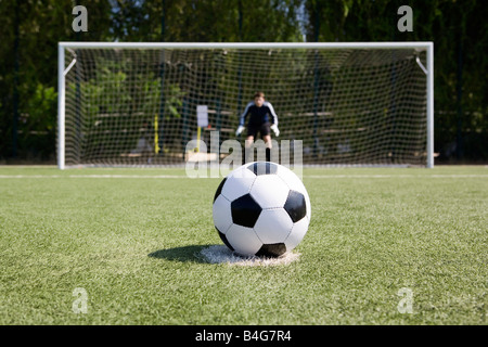 Ein Fußball auf einem Fußballfeld Stockfoto