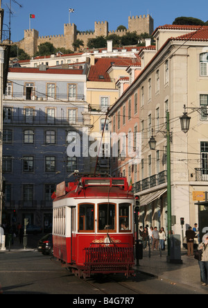 Touristische Straßenbahn am Praca da Figueira Stockfoto